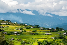乡村蓝天白云远山梯田风景摄影图片
